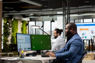 Afrikalı Amerikalı danışman kopyalama alanının yanındaki iş verilerine odaklanıyor, şirket ortamında genel gelişim üzerinde çalışıyor. Yenilik için performans ölçümleri gözden geçiriliyor.