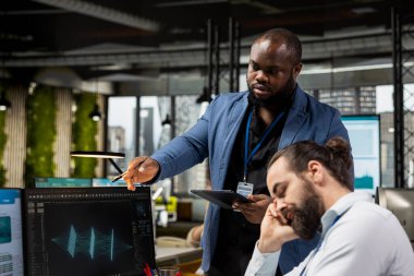 Otomasyon ve veri madenciliği simülasyon modellerini yöneten bilişim uzmanı, gelişmiş analitik platformlar ve bulut hesaplamalarını uygulayarak doğru tahminleri ve verimli işlemleri sağlamak için.