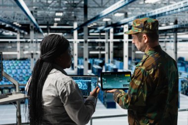 Ordu askerleri veri merkezinde kritik düşman hedeflerini belirlemek için yapay zeka eğitiyorlar. Sunucu odasındaki askeri birimler yapay zeka kilitleme mekanizmasına bakın.