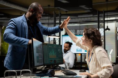 Başarılı görevler başardıktan sonra, zaferin tadını çıkaran ve uzmanlıklarından memnun olan mutlu meslektaşlarımız beşlik çakıyor. Çeşitli insanlar başarıyı, dost mekanı kutluyor..