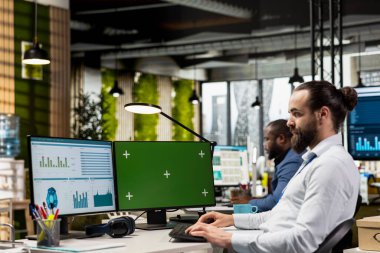 Erkek ofis asistanı, fotokopi makinesinin yanındaki görüşleri kontrol ediyor, rapor yazma ve iş dünyasındaki küresel genişleme için çözümler bulmaya çalışıyor. Yönetim.