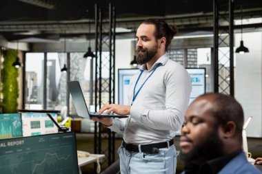 Profesyonel yönetici ofiste veri güdümlü raporlar hazırlar, strateji geliştirmek, verimliliği artırmak ve kurumsal başarı için yeniliği desteklemek amacıyla iş haritaları ve grafiklerini analiz eder.