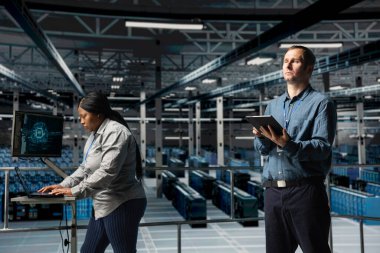 Sunucu tarım ekibi, altyapı yapay zeka öğrenme otomatikleştirmesi için cihazlar kullanıyor. Veri merkezi programcısı ve iş arkadaşı yapay zeka kullanarak bakım yapıyor