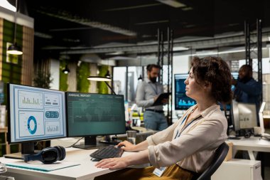 Kadın çalışan dijital araçlarla bilişim şirketinin gelişimine, analizlere ve iş yerindeki performans ölçümlerine odaklandı. Personel planlama çözümleri ve hedefleri hizalama.