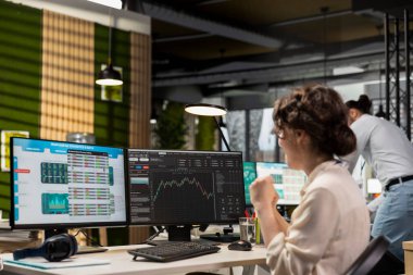 Küresel pazar eğilimlerini kutlayan memnun finans danışmanı, yükselen göstergelerin keyfini çıkarıyor ve zenginlik ve refahla mutlu oluyor. Forex ticaret başarısı, ekonomik büyüme.