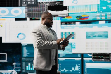 Stratejik karar vermek için öngörü ve KPI projeksiyonları veya modelleri kullanarak şirketini geliştirmek ve kârını artırmak için yeni başarılı fikirler düşünüyor..