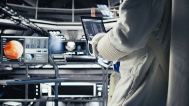 Kızıl Gezegen yüzey görevini tamamladıktan sonra, astronotların kayıtlarını kontrol etmek için tablet kullanarak yaklaşın. Kozmonot Mars 'tan ayrılıyor, evine dönmek için uçuş kayıtlarını güncelliyor.