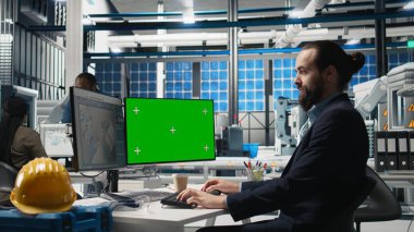 Teknik direktör fotovoltaik üretim tesisinde fotokopi alanında çalışıyor. Şirket denetimiyle ilgileniyor. Genç endüstri uzmanı temiz enerji sağlıyor. Kamera A.