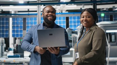 Siyah fabrika müfettişleri üretim süreci hakkında brifinge katılıyor, üretim hattını ve dosyalardaki ölçümleri gözden geçiriyorlar. Yenilenebilir enerji gelişimini destekliyorum. Kamera B.