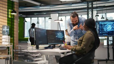 Mesai arasında eğlenen neşeli iş arkadaşları, bağlanma, pozitif ofis kültürü kavramı. İşyeri arkadaşlarının şakacı tartışmaları Kod A 'yı optimize etmek için yapay zekayı kullanırken, Kamera A