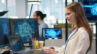 Ofisteki küçük dev yapay zeka teknisyenine birden fazla cihazda görev yapması ve ekranlardaki ilerlemeyi izlemesi için güveniyor. Genç işçi yapay zeka modelleri geliştirmek için sinirsel ağlar kullanır, kamera A