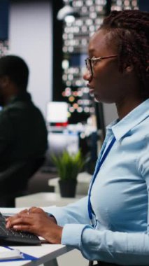 Dikey Video Afrikalı Amerikalı uzman, çok uluslu şirketlerin verimliliğini arttırmak için yapay zeka otomasyon araçlarını dijitalleştirerek ve veri tahmini için nöral ağlarla ilgilenmektedir.