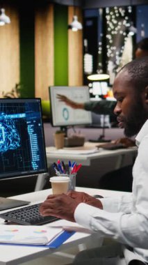 Dikey Video Siyah Adam analisti veri madenciliği ve optimizasyonu için yapay zeka ağları kullanır ve çok uluslu bir şirkette otomasyon araçları ile çalışır. Başarı için yapay zeka dijital araçları