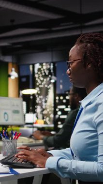 Dikey Video Afrikalı Amerikalı uzman, çok uluslu şirketlerin verimliliğini arttırmak için yapay zeka otomasyon araçlarını dijitalleştirerek ve veri tahmini için nöral ağlarla ilgilenmektedir.