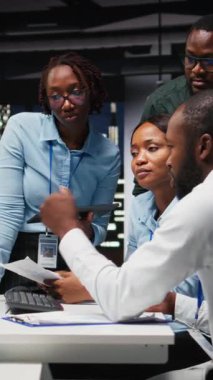 Dikey Video Afrikalı Amerikalı çalışanlardan oluşan bir ekip hedef belirleme, veri içgörüleri ve performans ölçümleri üzerinde çalışıyor. İş idaresi ve strateji odası için raporlar oluşturan meslektaşlar