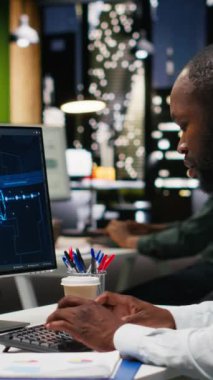 Dikey Video Ofisi çalışanı aylık veri raporlarını AI analitik platformu ile kontrol ediyor, nöral ağ algoritmalarını gözden geçiriyor ve iş verimliliği için otomasyon yapıyor. IT şirketinin temsilcisi