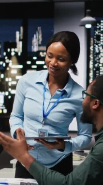 Dikey Video Siyah çalışanları birlikte beşlik çakıyor ve ortak bir takımdan memnun kaldıklarını göstererek görevlerinin başarısını kutluyorlar. Gece geç saatlere kadar çalışan pozitif gülümseyen meslektaşlar, başarı