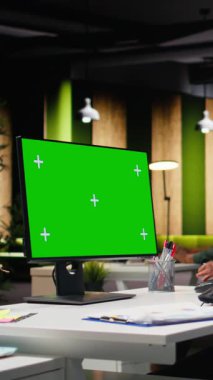 Kadın iş analistinin tahminlerini gözden geçiren dikey video yeşil ekran modeli, şirketi genişletmek ve performans ölçümlerini artırmak için yeni bir geliştirme stratejisi geliştirmek. Mesleki hedefler