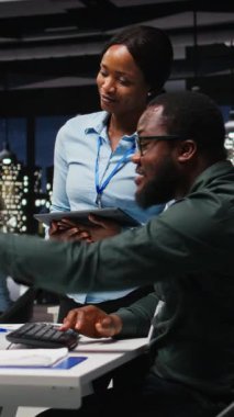 Dikey Video Afrikalı Amerikalı iş arkadaşları başarılı bir iş birliğinden sonra beşlik çakıyor, bir iş görevi için birlikte çalışıyorlar. Birlik ve destekle takım çalışması neşeli insanlar için, kazanmak. Kamera.