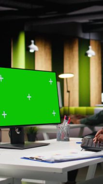 Masaüstü bilgisayarında KPI ölçümlerini analiz eden siyah analistle birlikte, iş geliştirme planlarına stratejik bir zihniyet uygulayarak dikey Video Mockup krom anahtarı. Yeniliği ve hedeflere ulaşmayı destekleyin. Kamera A.