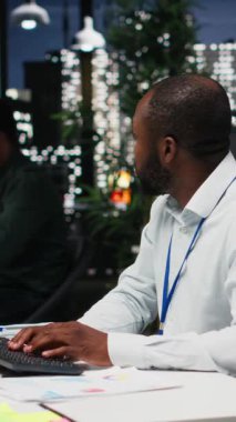 Vertical Video Professional iş ekibi kaynak tahsisi için çevrimiçi verileri analiz ediyor, ağ oluşturma için performans raporları hazırlarken katılım ve adanmışlık gösteriyorlar. Mesai sonrası görevler