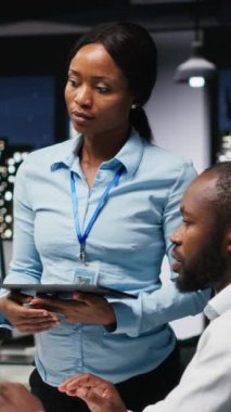 Dikey Video Siyah Bilişim Mühendisleri ekibi bilgisayar üzerinde uygulama ve yazılım algoritması geliştiriyor, gece geç saatlerde ofiste çalışıyorlar. Uzmanlar dijital araçlar kullanır ve senaryo mühendisliği ve kodlamaya odaklanır