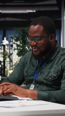 Dikey video odaklı erkek çalışan bir iş stratejisi bulmacası üzerine yansıyor, yaratıcı kavramlar öngörüyor ve gelecekteki sonuçları öngörüyor. Yeni bir bakış açısına ilham vermek için derin bir tefekkür.