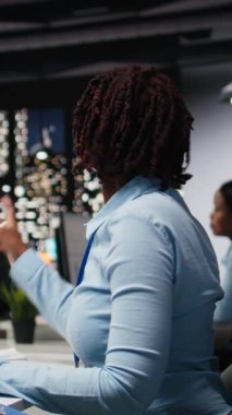 Dikey Video Yapay Zeka asistanı, siyah takımın gece geç saatlerde görevlerini tamamlamasına yardımcı olan bir bilgisayar masaüstünde görüntülendi, etkileşimleri düzene sokmayı ve web tabanlı bağlantıyı geliştirmeyi derinden öğrendi. Kamera A.