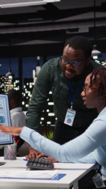 Dikey Video Siyah Şirketi yöneticisi ve yardımcısı, girişim hedefleri ve performans ölçümleri arasında bir sinerji sağlayarak yeni bir genişleme planı üzerinde işbirliği yapmaktadır. Bir proje için ortak kavrayışlar