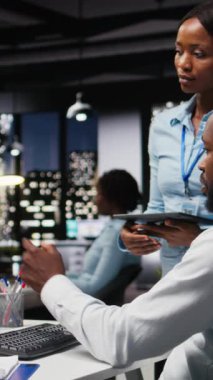 Dikey Video Siyah Bilişim Mühendisleri ekibi bilgisayar üzerinde uygulama ve yazılım algoritması geliştiriyor, gece geç saatlerde ofiste çalışıyorlar. Uzmanlar dijital araçlar kullanır ve senaryo mühendisliği ve kodlamaya odaklanır