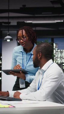 Vertical Video Black şirketinin danışmanları iş verimliliği için aylık raporları ve KPI rakamlarını tamamlamak üzere gece takım çalışması yapıyorlar. Mesai sonrası strateji odasında görevler. Kamera A.