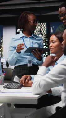 Dikey Video Siyah 'ın kendine güvenen iş ortakları geceleri masaüstü bilgisayarındaki ölçümleri analiz ederek, rapor yazma ve sonuç ve başarı elde etme planlarına odaklanıyorlar. Birlikte fazla mesai yapıyoruz.