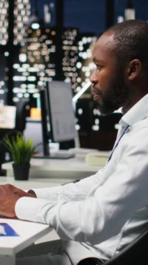 Sanal yapay zeka sohbet robotunu kullanarak dijital video klip çalışanlarından oluşan bir ekip metni hızlı bir şekilde otomatik hale getiriyor ve günlük görevleri çözüyor, verimliliği artırıyor. Gelişmiş algoritmalar ve dijital araçların entegrasyonu. Kamera.