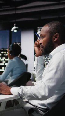 Dikey Video Siyah Çalışanı, yapay zeka sanal asistanı kullanımını monitöre odaklıyor. Gelecekçi teknoloji ve makine öğrenme ile problem çözme görevlerini çözüyor. İletişim ve bilişim desteği. Kamera A.