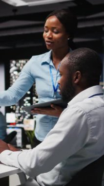 Dikey Video Afrikalı Amerikan bilişim uzmanları web yapay zeka asistanlarını kullanarak metin üretimini otomatik hale getiriyor ve günlük işleri çözüyor, verimliliği artırıyor. Gelişmiş algoritmalar ve dijital araçların entegrasyonu