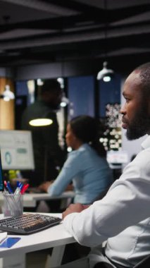 Dikey Video Erkek PC kullanıcısı, yapay zekanın evrimini vurgulayarak, ofis saatlerinden sonra bilgisayardaki yapay zeka sohbet sistemiyle etkileşime giriyor. Chatbot servisleri ve dijital araçlar