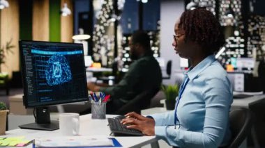 Uzman analist bilgisayardaki yapay zeka araçlarıyla KPI raporlarını inceleyerek, makine öğrenimi için yapay zeka ağlarıyla çalışıyor. Yenilik ve optimizasyon vurgulanıyor. Kamera B.