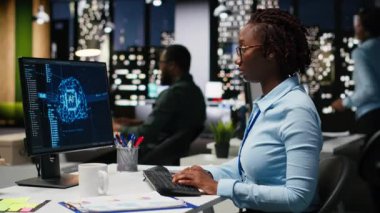 Afrika kökenli Amerikalı uzmanlar, veri tahmini için nöral ağlarla ilgilenir. Yapay zeka otomasyon araçlarını dijitalleştirme ile birleştirerek çok uluslu şirketlerin verimliliğini ve yeniliğini sağlar. Kamera B.