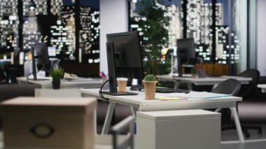 Geceleri çalışma istasyonunda bilgi ve bilgisayar cihazları olan boş modern çalışma alanı, şirket yönetimi ve yönetimi için kullanılan iş bürosu. Öngörü için dijital araçlar.