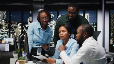 Amaç belirleme ve performans ölçümleri üzerinde geç saatlere kadar çalışan Afrika kökenli Amerikalı çalışanlardan oluşan bir ekip. İş arkadaşları iş idaresi ve strateji odası için raporlar hazırlıyor. Kamera B.
