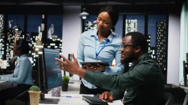 Afrika kökenli Amerikalı iş arkadaşları başarılı bir iş birliğinden sonra beşlik çakıyor, bir iş görevi için birlikte çalışıyorlar. Birlik ve destekle takım çalışması neşeli insanlar için, kazanmak. Kamera B.