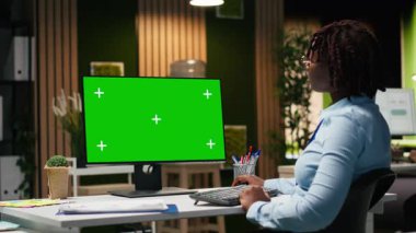 Yeşil ekran ekranda, siyah genel müdürün başarılı olmasını sağladığı çalışma saatleri dışında ofiste çalışıyor. Gelişim için verimli bir büyüme vizyonuyla beyin fırtınası çözümleri. Kamera B.