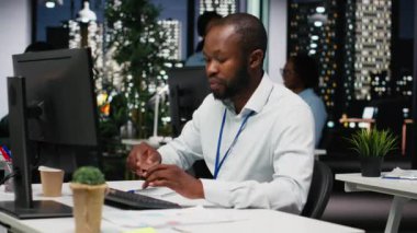 Siyahi ofis personeli notlarla yeni bir kalkınma stratejisi oluşturuyor, öngörü projesi sonuçlarına ilişkin verileri ve çözümleri analiz ediyor. Brifing raporları için mesai yapıyorum. Kamera B.