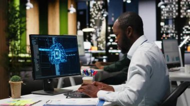 Ofis çalışanı AI analitik platformu ile aylık veri raporlarını kontrol ediyor, nöral ağ algoritmalarını gözden geçiriyor ve iş verimliliği için otomasyonu inceliyor. IT şirketi temsilcisi. Kamera B.