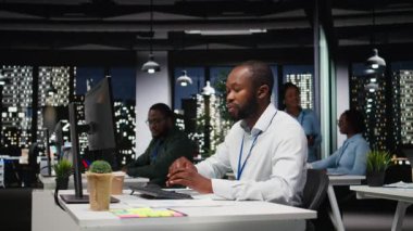 Siyahi ofis personeli notlarla yeni bir kalkınma stratejisi oluşturuyor, öngörü projesi sonuçlarına ilişkin verileri ve çözümleri analiz ediyor. Brifing raporları için mesai yapıyorum. Kamera A.