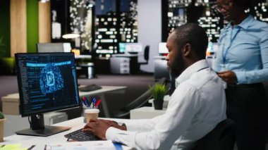Siyahi meslektaşlar aylık veri raporları için yapay zeka analiz platformunu, nöral ağ algoritmalarını ve iş verimliliği için otomasyonu gözden geçiriyorlar. IT şirketi temsilcisi. Kamera B.