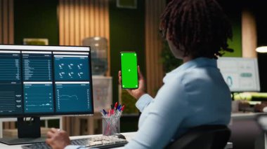 İşletme müdürüyle cep telefonunda izole krom anahtar, rapor yazma ve gece geç saatlerde veri analizlerini gözden geçirme üzerinde çalışıyor. Uzman inşaat iş stratejisi. Kamera B.