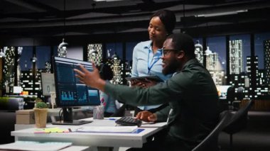 Afrika kökenli Amerikalı iş arkadaşları başarılı bir iş birliğinden sonra beşlik çakıyor, bir iş görevi için birlikte çalışıyorlar. Birlik ve destekle takım çalışması neşeli insanlar için, kazanmak. Kamera A.