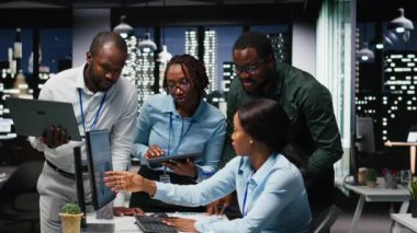 Siyahi yürütme ekibi kaynak tahsisi için çevrimiçi görüşleri analiz ediyor, performans raporlarını hazırlarken iş arkadaşları arasındaki ilişki ve sinerjiyi gösteriyor. Ağ kurmak. Kamera B.