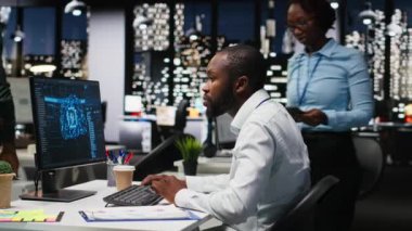 Siyah bilişim uzmanları yapay zeka büyük veriler ve tahmin analitikleri, akıllı iş çözümleri ve adaptif stratejiler için bulut hesaplaması kullanıyorlar. Yapay zeka mühendisliği algoritmaları. Kamera B.